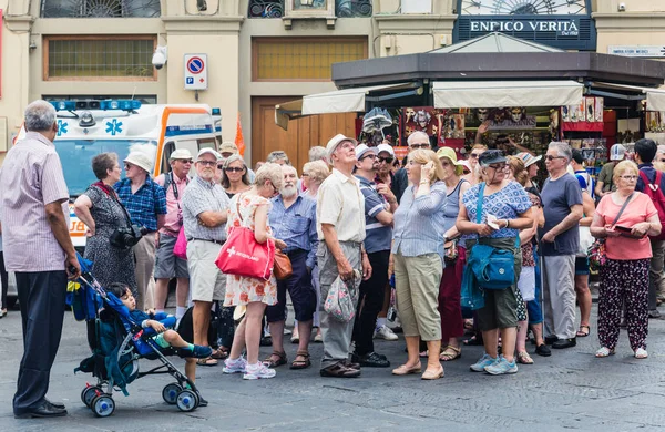 Туристы в поездке во Флоренцию. Италия — стоковое фото