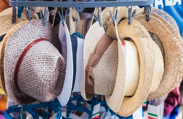 Sombreros en venta en las calles de Siena, Toscana, Italia —  Fotos de Stock