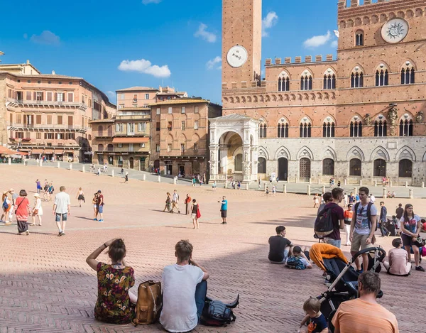 Пьяцца дель Кампо с Palazzo Pubblico в Сиене, Италия — стоковое фото