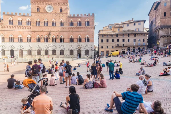 Piazza del Campo z Palazzo Pubblico w Sienie, Włochy — Zdjęcie stockowe