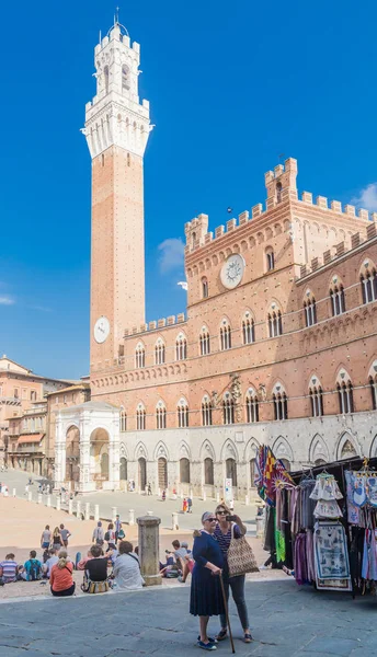 Los turistas hacen selfi. Piazza del Campo con Palazzo Pubblico en Siena, Italia — Foto de Stock