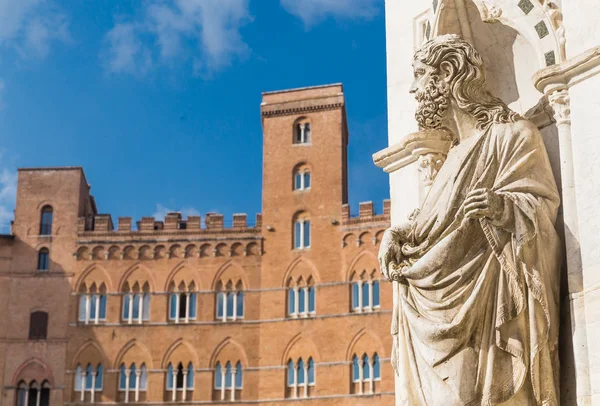 Estatua de la Capilla de la Piazza y del Palacio Sansedoni. Siena, Toscana. Ital —  Fotos de Stock