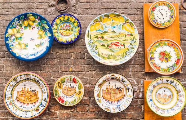 Керамические украшения на стене. Сиена, Италия — стоковое фото