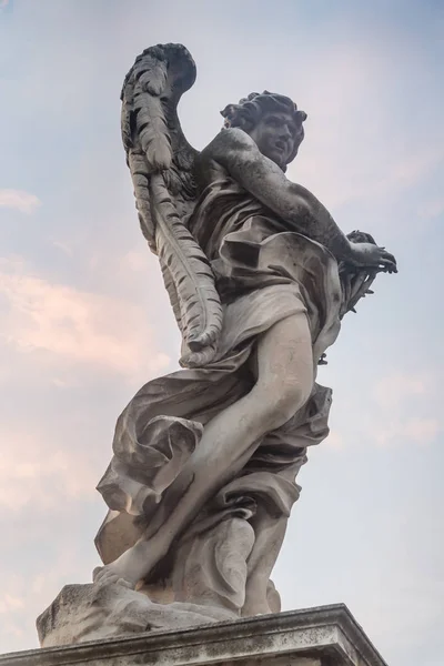 Escultura de un ángel en el puente de Sant 'Angelo en Roma, Italia — Foto de Stock