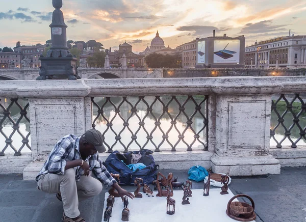 Πωλητή αναμνηστικών σε γέφυρα Sant'Angelo, Ρώμη, Ιταλία — Φωτογραφία Αρχείου