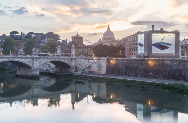 St. Peter's cathedral and Bridge Vittorio Emanuele II, Rome — Stock Photo, Image