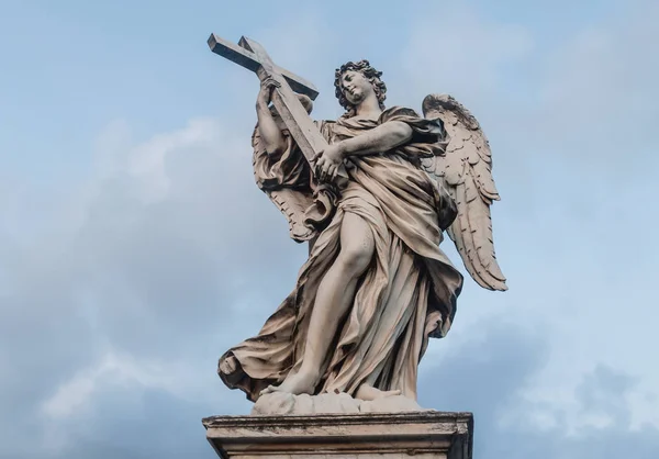 Skulptur eines engels auf der brücke von sant 'angelo in rom, italien — Stockfoto