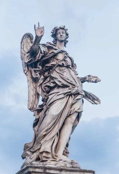 Sculptuur van een engel op de brug van Sant'Angelo in Rome, Italië — Stockfoto