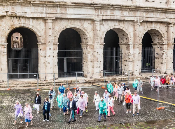 Turistas cerca del monumento Coliseo en la ciudad de Roma. Italia — Foto de Stock