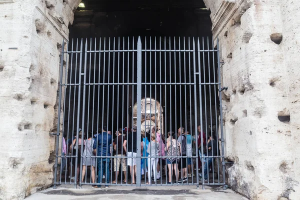 นักท่องเที่ยวในการเดินทาง อนุสาวรีย์โคลอสเซียมในกรุงโรม อิตาลี — ภาพถ่ายสต็อก