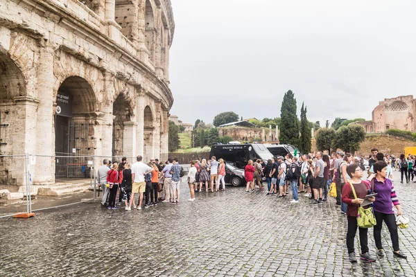 นักท่องเที่ยวใกล้อนุสาวรีย์ Colosseum ในกรุงโรม อิตาลี — ภาพถ่ายสต็อก