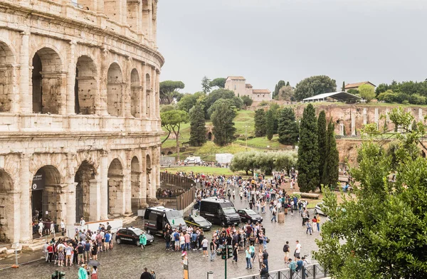 Туристы возле памятника Колизею в Риме. Италия — стоковое фото