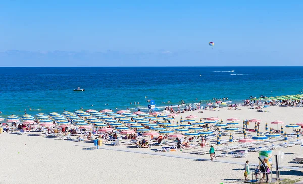 A costa do Mar Negro, água azul clara, praia com areia — Fotografia de Stock