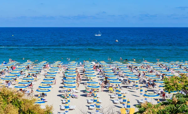 Černomořské pobřeží, Modrá čistá voda, pláž s pískem — Stock fotografie