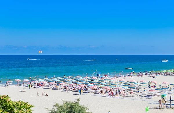 A costa do Mar Negro, água azul clara, praia com areia — Fotografia de Stock