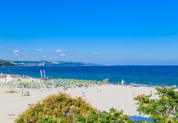 Берег Черного моря, голубая чистая вода, пляж с песком — стоковое фото