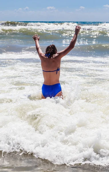 Menina tomando banho no mar com uma onda grande. Resort Albena, Bulgari — Fotografia de Stock