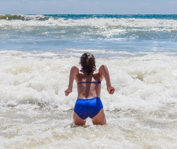 Menina tomando banho no mar com uma onda grande. Resort Albena, Bulgari — Fotografia de Stock
