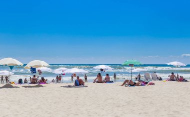 Karadeniz kıyı, mavi temiz su, kum, şemsiye ve şezlong ile plaj. Albena, Bulgaristan