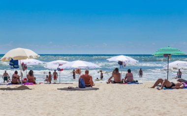 Karadeniz kıyı, mavi temiz su, kum, şemsiye ve şezlong ile plaj. Albena, Bulgaristan