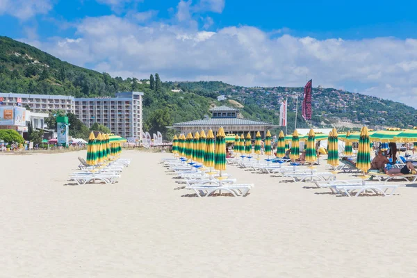 Det svarta havet stranden, blå klart vattnet, strand med sand, Albena, Bulgarien — Stockfoto