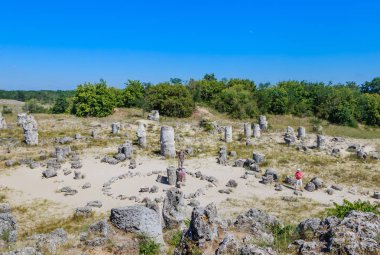 Turistler doğal fenomen Pobiti Kamani