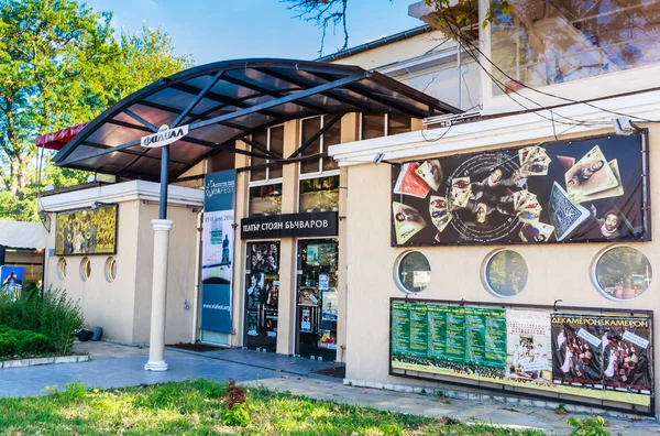 El edificio del Teatro Drama llamado Stoyan Bocharov. Varna, Bulgaria — Foto de Stock