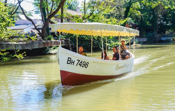 Barco para viagem no rio. Rio Kamchia na Bulgária — Fotografia de Stock