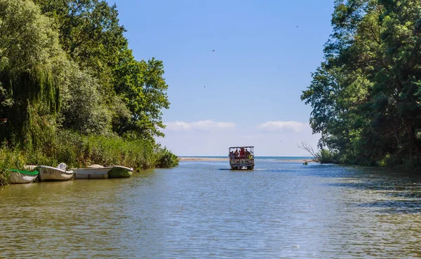 Barco para viagem no rio. Rio Kamchia na Bulgária — Fotografia de Stock