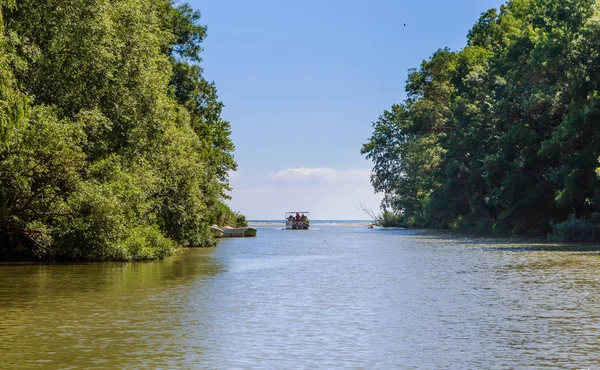 Barco para viagem no rio. Rio Kamchia na Bulgária — Fotografia de Stock