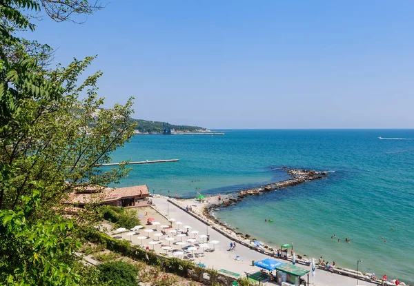 Голубое небо, над чистой морской водой, пляж, побережье Черного моря. Балчик — стоковое фото