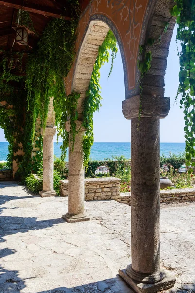 Zwarte Zee kust. Paviljoen van het Park in de botanische tuin. Balchik, — Stockfoto