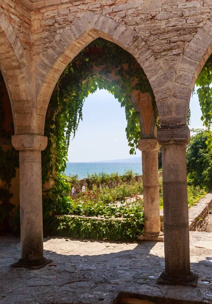 Black Sea shore. Park pavilion in the Botanical Garden. Balchik, — Stock Photo, Image