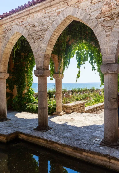 Black Sea shore. Park pavilion in the Botanical Garden. Balchik, — Stock Photo, Image