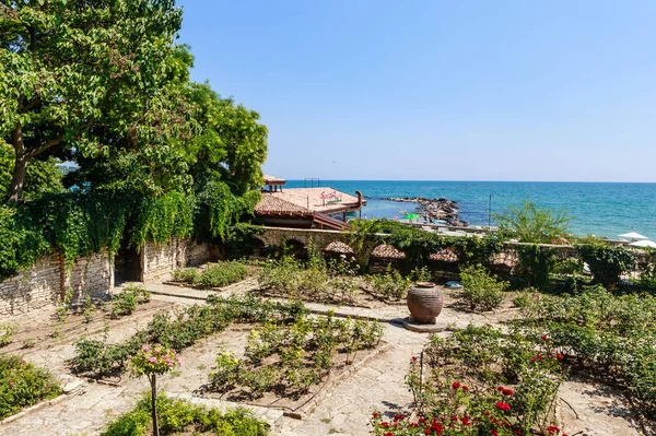 Svarta havet och stranden. Botaniska trädgården. Balchik, Bulgarien — Stockfoto