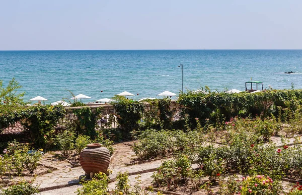 Svarta havet och stranden. Botaniska trädgården. Balchik, Bulgarien — Stockfoto