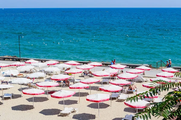 Balchik havet, strand med sand, parasoller — Stockfoto