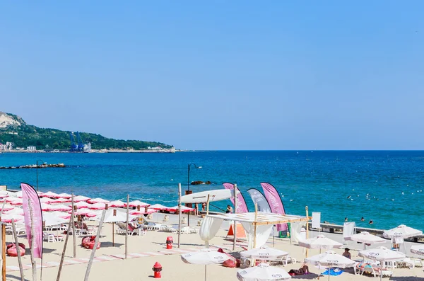 Balchik havet, strand med sand, parasoller — Stockfoto