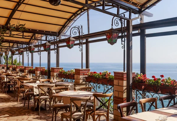 L'interno del ristorante si affaccia sul mare — Foto Stock