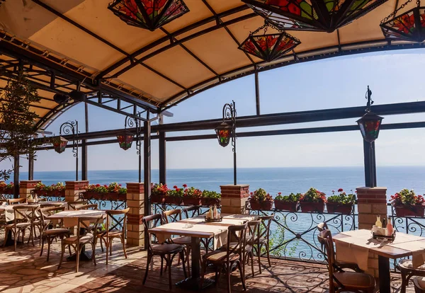 L'interno del ristorante si affaccia sul mare — Foto Stock