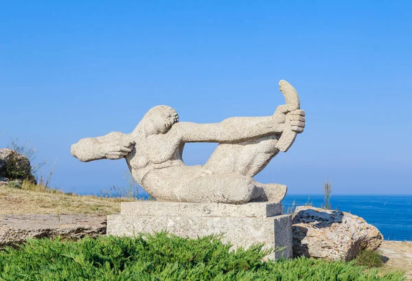 Monument warrior arrow with a bow on the mountain cape Kaliakra — Stock Photo, Image