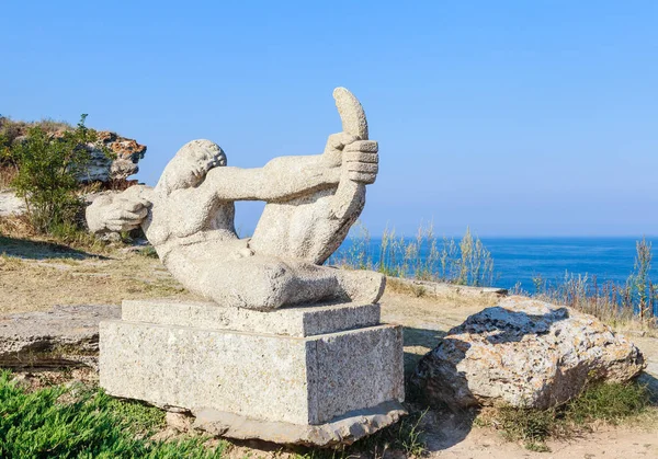 Памятник воину стрелы с луком на горном мысе Калиакра — стоковое фото