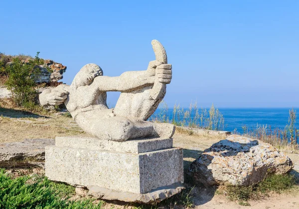 Monumento guerreiro seta com um arco na capa da montanha Kaliakra — Fotografia de Stock