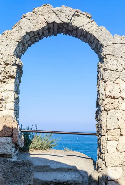 Древняя арка в крепости на мысе Калиакра, Болгария — стоковое фото