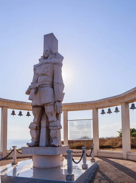 Een gedenkteken sculptuur van de Russische admiraal FF Oesjakov. Kaap Kaliakra, Bulgarije — Stockfoto