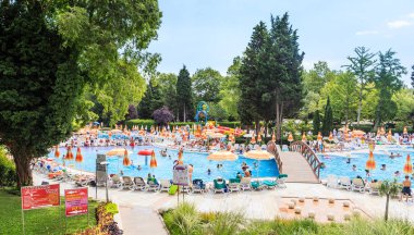 İnsanlar yaz güneşli gün hotel Flamingo Grand Hotel Havuzda yüzmek. Albena, Bulgaristan