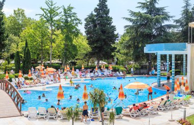 İnsanlar yaz güneşli gün hotel Flamingo Grand Hotel Havuzda yüzmek. Albena, Bulgaristan