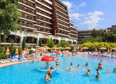 İnsanlar yaz güneşli gün hotel Flamingo Grand Hotel Havuzda yüzmek. Albena, Bulgaristan