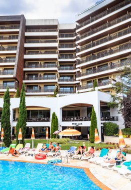 İnsanlar yaz güneşli gün hotel Flamingo Grand Hotel Havuzda yüzmek. Albena, Bulgaristan