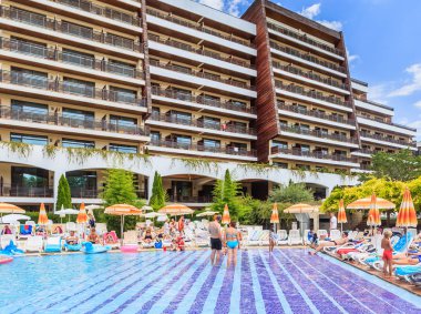 İnsanlar yaz güneşli gün hotel Flamingo Grand Hotel Havuzda yüzmek. Albena, Bulgaristan